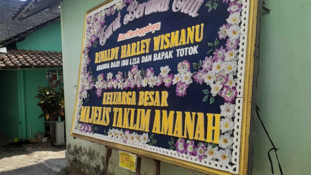 Karangan bunga di rumah duka Rinaldi Harley Wismanu (32) di Sleman. Dia menjadi korban mutilasi di unit kamar lantai 16 Tower Ebony, Apartemen Kalibata City, Jakarta Selatan, Rabu (16/9). 
 Foto: Arfiansyah Panji P/kumparan