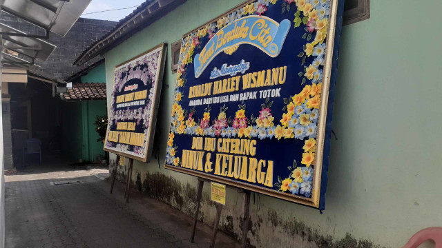 Karangan bunga di rumah duka Rinaldi Harley Wismanu (32) di Sleman. Dia menjadi korban mutilasi di unit kamar lantai 16 Tower Ebony, Apartemen Kalibata City, Jakarta Selatan, Rabu (16/9). 
 Foto: Arfiansyah Panji P/kumparan