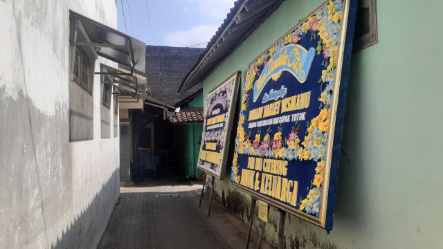 Karangan bunga di rumah duka Rinaldi Harley Wismanu (32) di Sleman. Dia menjadi korban mutilasi di unit kamar lantai 16 Tower Ebony, Apartemen Kalibata City, Jakarta Selatan, Rabu (16/9). 
 Foto: Arfiansyah Panji P/kumparan