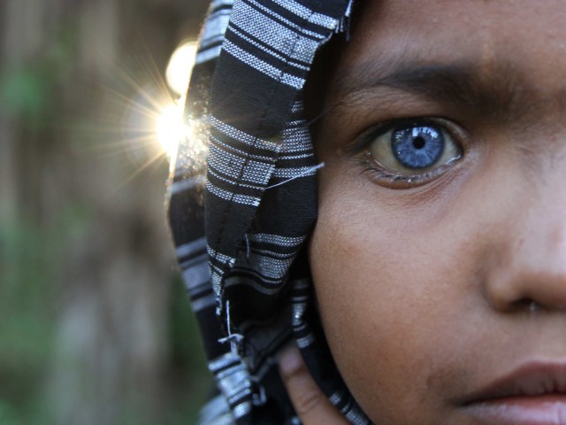 Fardan anak dari suku Buton yang memiliki mata berwarna biru di Kendari, Sulawesi Tenggara. Foto: Jojon/Antara Foto