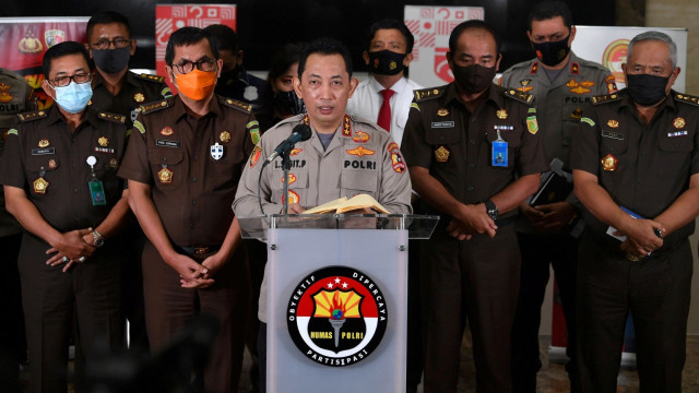 Kabareskrim Polri Komjen Pol Listyo Sigit Prabowo didampingi Jaksa Agung Muda Pidana Umum Kejaksaan Agung Fadil Zumhana menyampaikan hasil gelar perkara kebakaran Gedung Utama Kejaksaan Agung di Bareskrim Polri, Jakarta, Kamis (17/9). Foto: Sigid Kurniawan/ANTARA FOTO