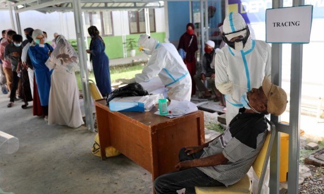 Petugas kesehatan di RSUDZA Banda Aceh melakukan pemeriksaan tes swab untuk warga, Rabu (16/9). Foto: Suparta/acehkini