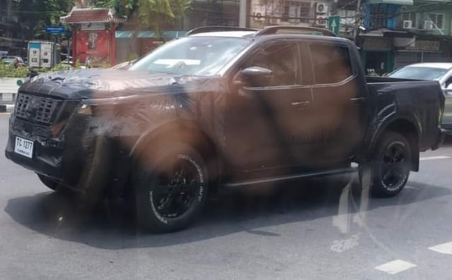 Nissan Navara sedang uji jalan di Thailand. Foto: dok. Autoindustriya