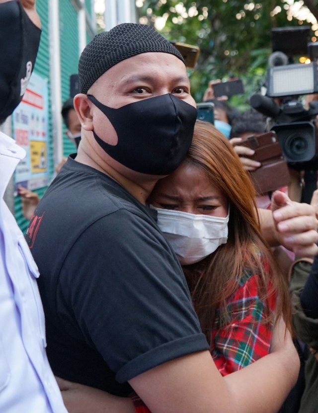 Vicky Prasetyo saat keluar dari Rumah Tahanan Salemba, Jakarta, Kamis, (17/9).  Foto: Ronny