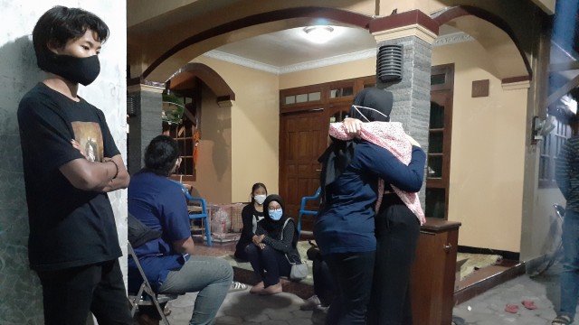 Suasana rumah duka almarhum Rinaldi Harley Wismanu di Nologaten, Depok, Kabupaten Sleman, Kamis (17/5). Foto: Arfiansyah Panji Purnandaru/kumparan