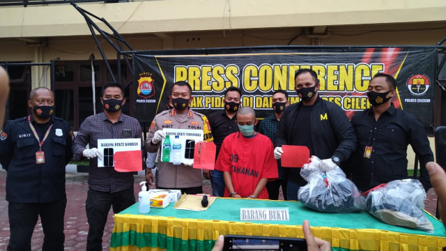 Konferensi pers kasus pembunuhan pria di Serang, Banten, yang hendak buang jasad kekasihnya ke laut. Foto: Dok. Istimewa