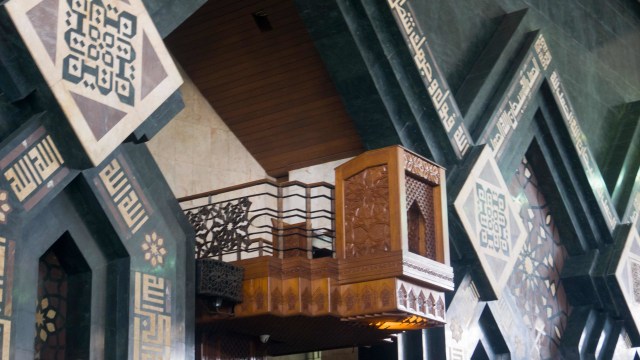 Ilustrasi mimbar masjid. Foto: Shutter Stock