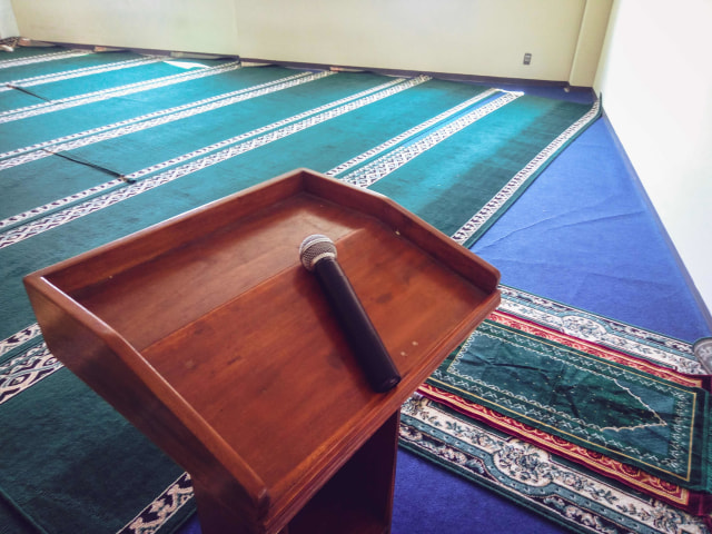 Ilustrasi mimbar masjid. Foto: Shutter Stock