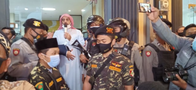 Syekh Ali Jaber saat menyapa jamaahnya di Restoran Baitul Maqdis, Kota Malang,pada Kamis (17/9/2020). Foto: Ulul Azmy