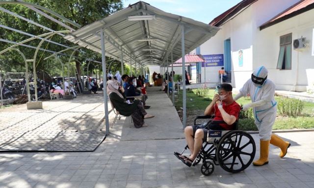 Pasien dengan gejala COVID-19 dibawa ke Tenda Transisi Pinere di RSUDZA Banda Aceh, Rabu (16/9). Foto: Suparta/acehkini