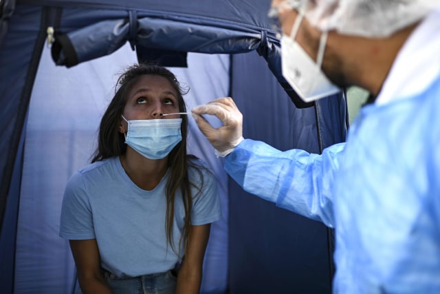 Ilustrasi tes virus corona di Prancis. Foto: Christophe Archambault/AFP