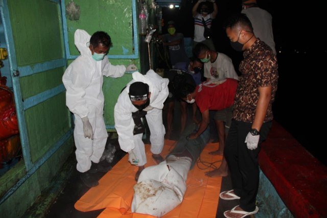 Proses evakuasi jenazah 5 mayat di kapal nelayan oleh Polres Kepulauan Seribu. Foto: Dok. Istimewa