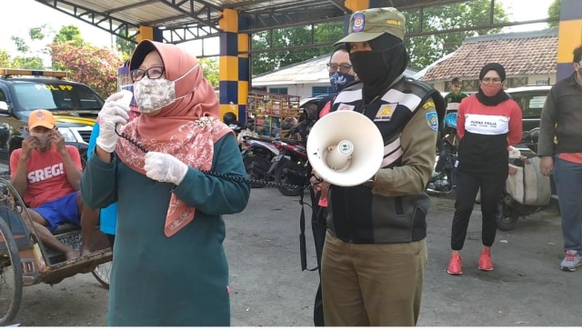 Bupati Tegal, Umi Azizah yang datang ke lokasi hanya melakukan sosialisasi tentang upaya pencegahan COVID-19