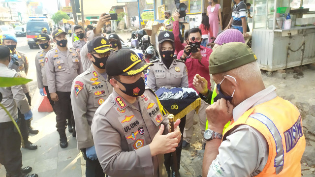 Petugas gabungan dari Polrestabes Bandung, TNI, dan Satpol PP Kota Bandung melaksanakan giat operasi yustisi di Pasar Kosambi pada Jumat (18/9) sore. Foto: Rachmadi Rasyad/kumparan