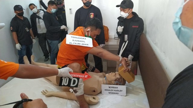 Proses rekonstruksi pembunuhan dan mutilasi Rinaldi. Foto: Dok. Istimewa