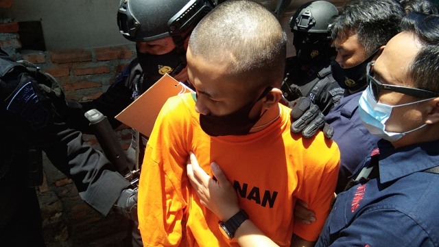 Tersangka Alpin Andrian (24) saat melakukan rekontruksi di kediamannya dan Masjid Falahuddin, Kota Bandar Lampung, Kamis (17/9) | Foto: Obbie Fernando/Lampung Geh