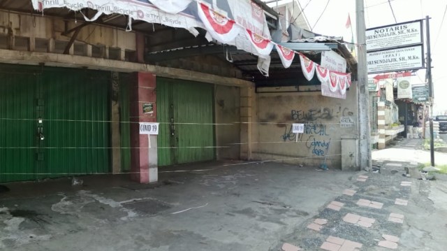 Toko Sepeda di Cibinong yang dipasangi garis bertuliskan COVID-19. Foto: Dok. Istimewa