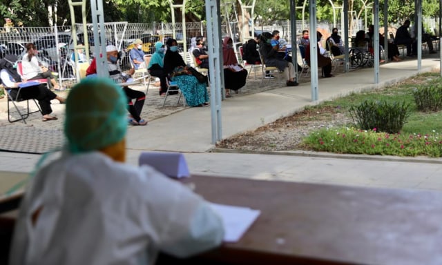 Atrean warga menunggu dites swab di RSUDZA Banda Aceh, Rabu (16/9). Foto: Suparta/acehkini