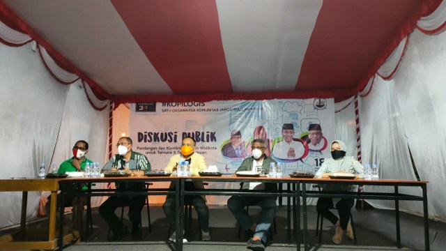 Para bakal calon Wali Kota Ternate, saat diskusi publik pada acara Satu Dasawarsa Komunitas Jarod Maluku Utara di Ternate. Foto: Rajif Duchlun/cermat