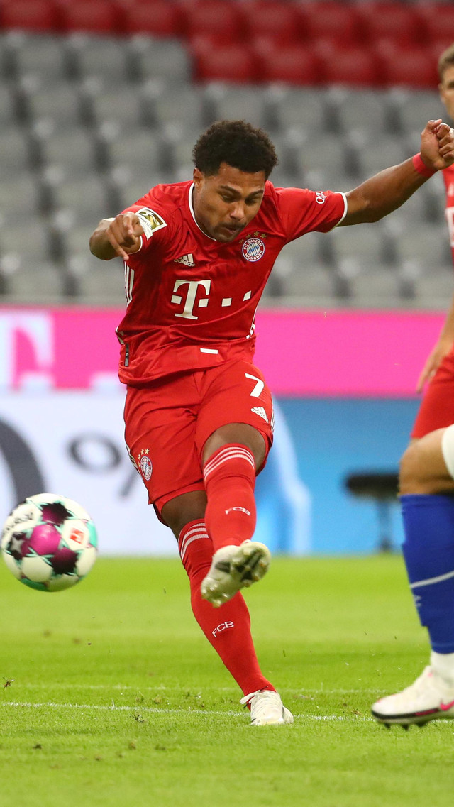 Pemain Bayern Muenchen Serge Gnabry pada pertandingan Bayern Muenchen vs Schalke 04 di Stadion Allianz Arena, Munich, Jerman (18/9). Foto: Michael Dalder/REUTERS
