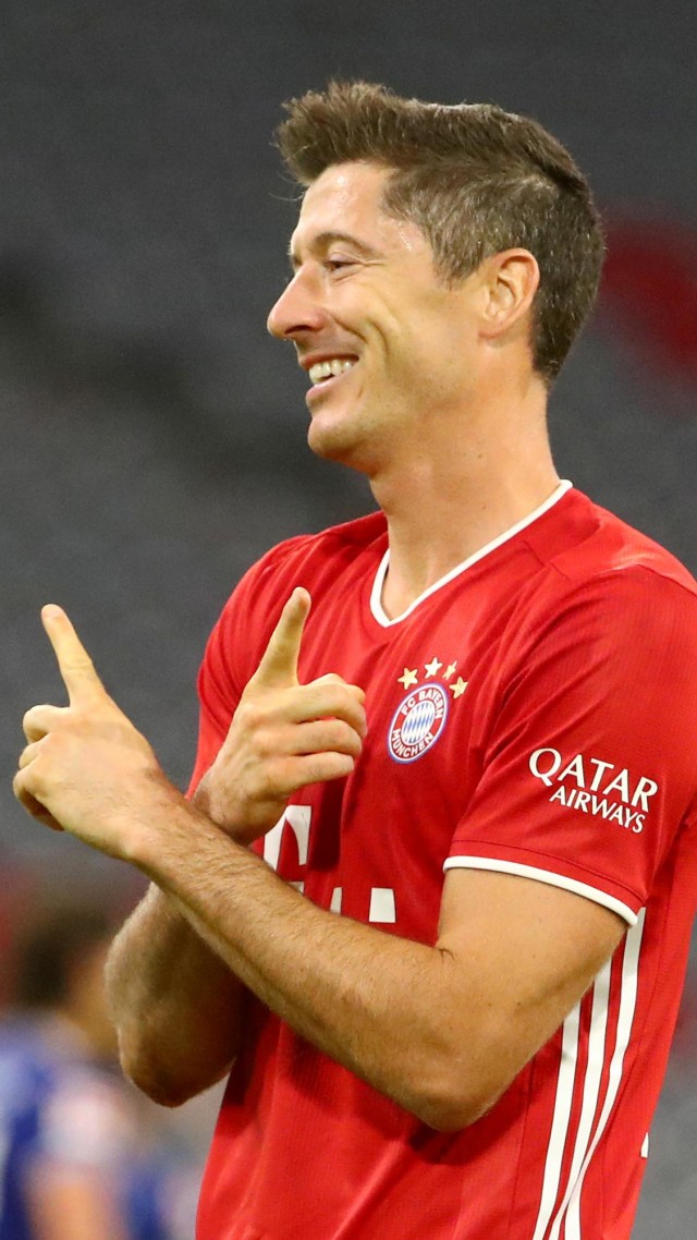 Pemain Bayern Muenchen Robert Lewandowski merayakan usai mencetak gol ketiga mereka saat melawan Schalke 04 di Stadion Allianz Arena, Munich, Jerman (18/9). Foto: Michael Dalder/REUTERS