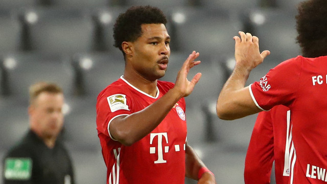 Pemain Bayern Muenchen Serge Gnabry merayakan usai mencetak gol mereka saat melawan Schalke 04 di Stadion Allianz Arena, Munich, Jerman (18/9). Foto: Michael Dalder/REUTERS