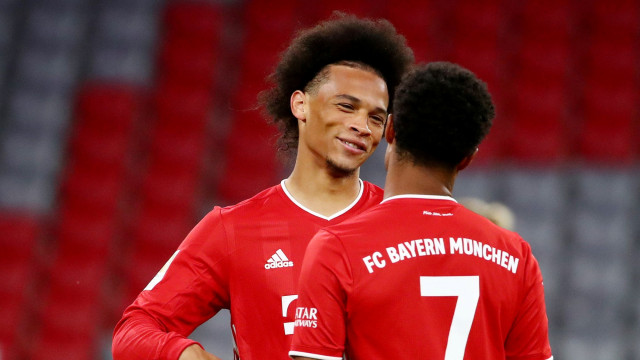 Pemain Bayern Muenchen Laroy Sane saat bertanding melawan Schalke 04 di Stadion Allianz Arena, Munich, Jerman (18/9). Foto: Michael Dalder/REUTERS