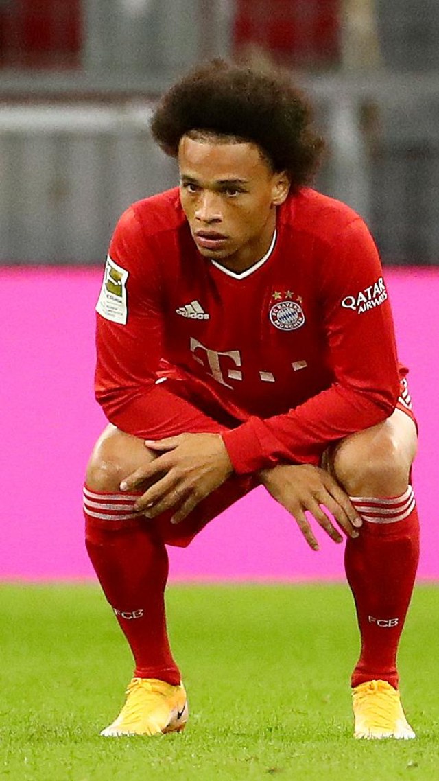 Pemain Bayern Muenchen Leroy Sane saat bertanding melawan Schalke 04 di Stadion Allianz Arena, Munich, Jerman (18/9). Foto: Michael Dalder/REUTERS