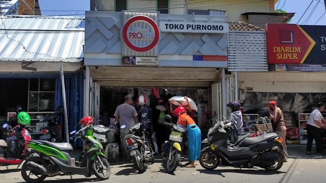 Toko Purnomo, yang berlokasi di Jalan Jaksa Agung Suprapto 142 Bojonegoro, tepatnya di perempatan depan Klenteng Hok Swi Bio Bojonegoro. Sabtu (19/09/2020)