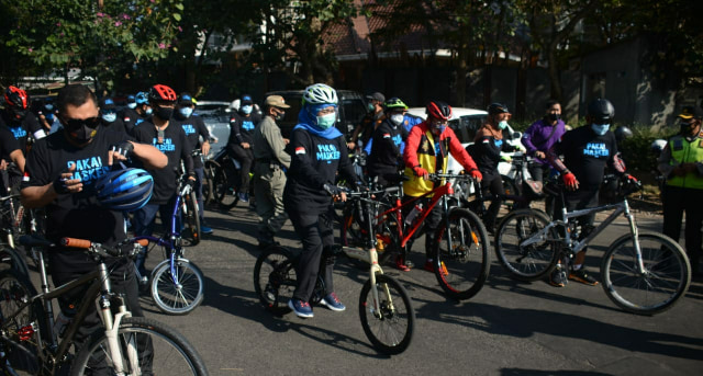 Gubernur Provinsi Jatim, Khofifah Indar Parawansa, saat bagi-bagi masker kepada warga Kota Malang, pada Sabtu (19/9/2020). Foto: Ulul Azmy