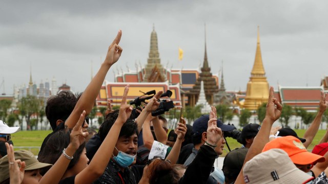 Unjuk rasa pro-demokrasi menyerukan penggulingan pemerintahan perdana menteri Prayuth Chan-ocha dan reformasi di monarki, di Bangkok. Foto: JORGE SILVA/REUTERS
