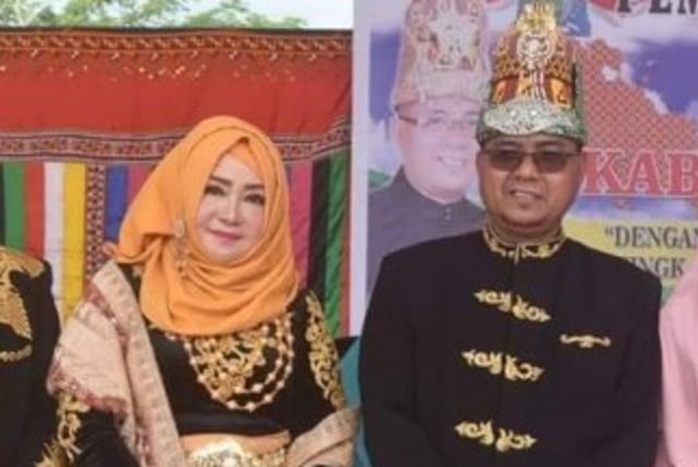 Bupati Simeulue Erli Hasyim (kanan) dan Wakil Bupati Afridawati (kiri) terkonfirmasi positif COVID-19. Foto: Dok. Humas Pemkab Simeulue