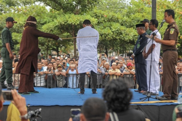Pelaksanaan eksekusi hukuman cambuk di Aceh, 2019. Foto: Suparta/acehkini