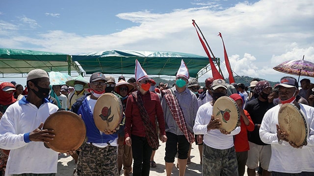 Pasangan calon Bupati dan Wakil Bupati, Joune Ganda-Kevin William Lotulung dijemput secara adat oleh masyarakat Pulau Nain