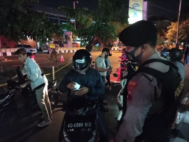 Malam akhir pekan, terdapat 12 titik menjadi target operasi gabungan di Kota Solo, Sabtu malam ini (19/09/20). Bahkan sebanyak 520 personel dari berbagai satuan diturunkan dalam kegiatan tersebut, di antaranya THTR (Tiada Hari Tanpa Razia)