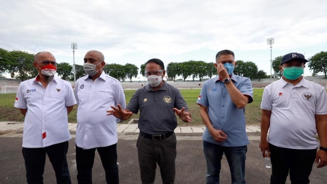 Kemenpora Zainudin Amali bersama Ketua INAFOC Iwan Budianto menyambangi stadion Piala Dunia U-20 2021. Foto: Humas Kemenpora