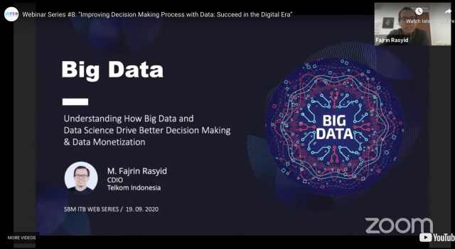 Muhamad Fajrin Rasyid, Direktur Digital Business Telkom saat memparkan tentang penerapan big data di Telkom