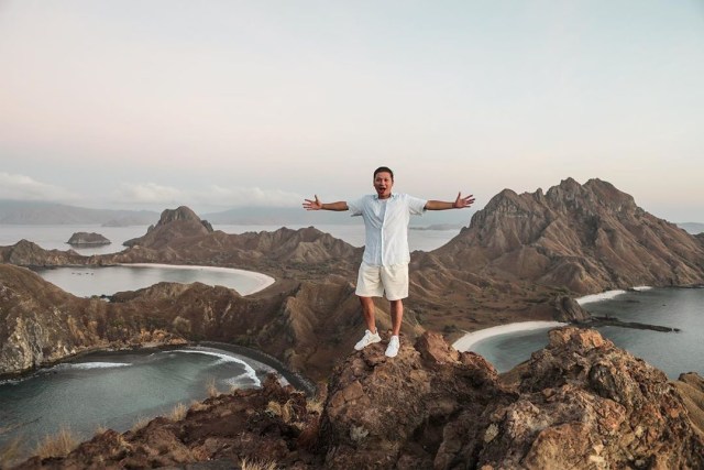 Tak hanya live on board di kapal phinisi, Gading Marten juga mengunjungi Pulau Padar. Foto: Instagram @gadiiing