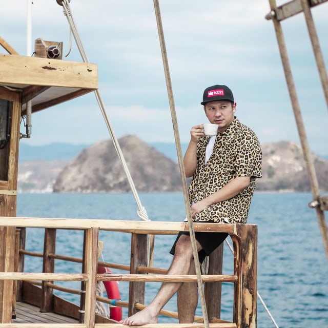Gading Marten berpose ketika liburan di Labuan Bajo, NTT. Foto: Instagram @gadiiing