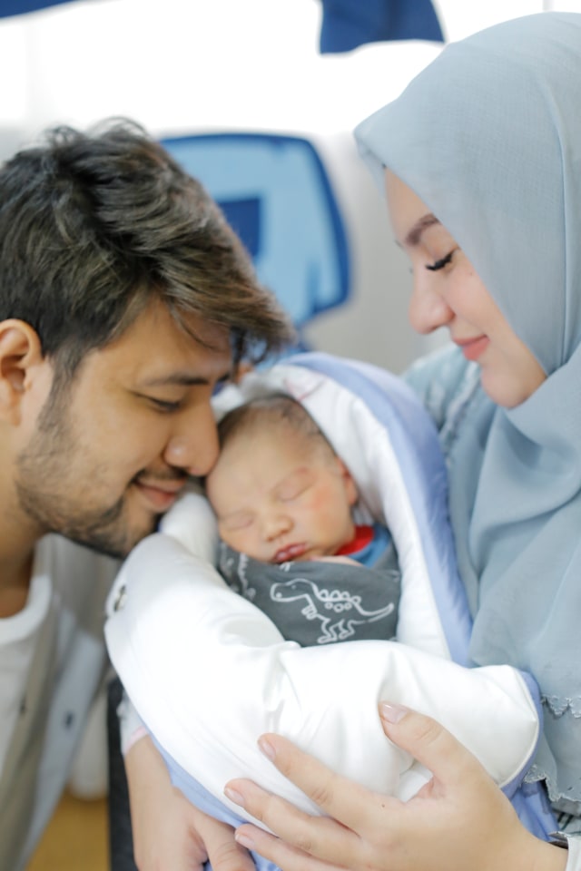 Ammar Zoni bersama Irish Bella dan anak mereka, Air Rumi Akbar 1453.
 Foto: Oxygen Entertainment