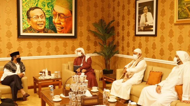 Menko Polhukam Mahfud MD menerima kunjungan Syekh Ali Jaber.  Foto: Humas Kemenko Polhukam