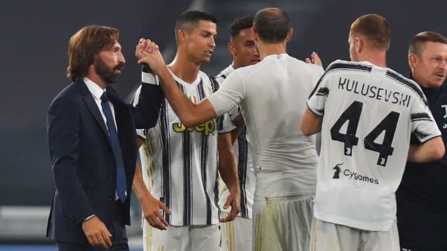 Pelatih Juventus Andrea Pirlo dan Cristiano Ronaldo usai pertandingan melawan Sampdoria pada lanjutan Serie A Italia di Stadion Allianz, Turin, Italia.  Foto: Massimo Pinca/REUTERS