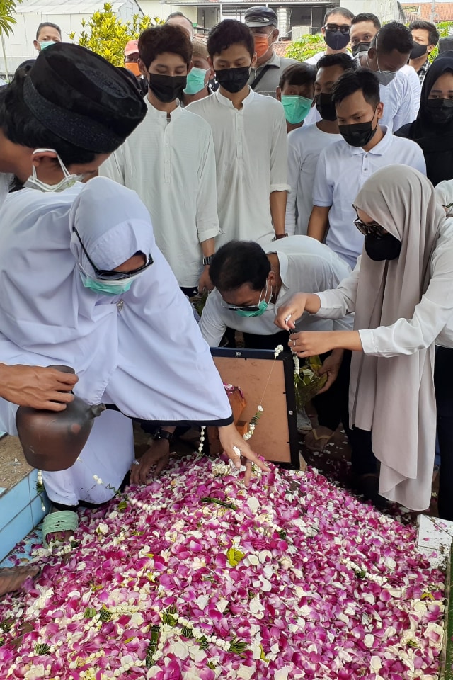 Suasana pemakaman Rinaldi Harley Wismanu (32) di Sasanalaya Nologaten, Caturtunggal, Depok, Kabupaten Sleman, Senin (21/9). Foto: Arfiansyah Panji Purnandaru/kumparan