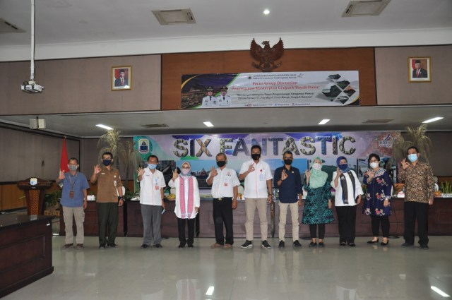 Foto bersama para stakeholders yang hadir sebagai bentuk komitmen dukungan pengembangan Geopark Bayah Dome. Foto: Dok. Bappeda Lebak