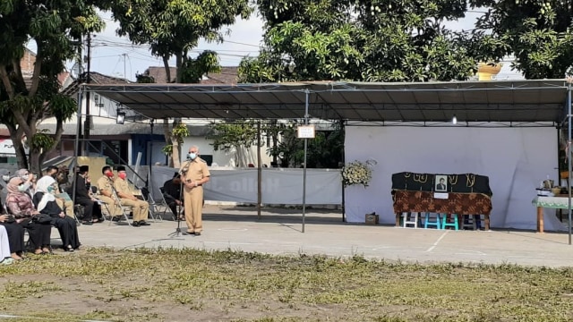 Bupati Sleman Sri Purnomo datang ke rumah duka Rinaldi, korban mutilasi di Kalibata City. Foto: Arfiansyah Panji Purnadaru/kumparan