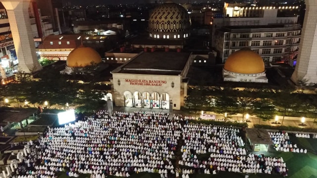 Masjid Agung Alun-Alun, Dari BIlik Bambu Hingga Dua Menara