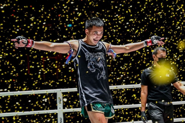 Petchmorakot Petchyindee Academy pertahankan sabuk Juara Dunia ONE Featherweight Muay Thai dalam ajang ONE: A NEW BREED III usai kalahkan Magnus Andersson (ONE Championship)