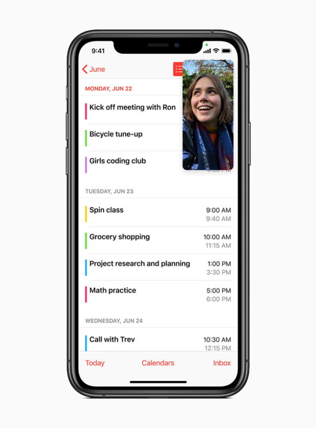 Fitur Picutre-in-Picutre pada perangkat iPhone iOS 14. Foto: Apple