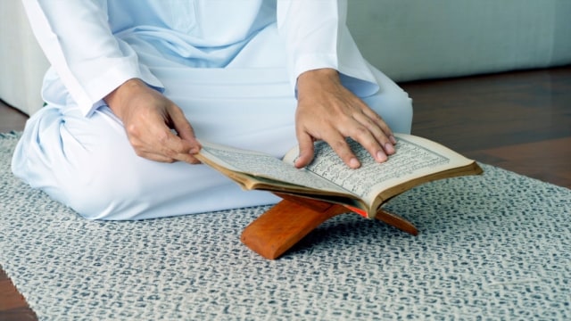 Ilustrasi membaca Alquran. Foto: iStock