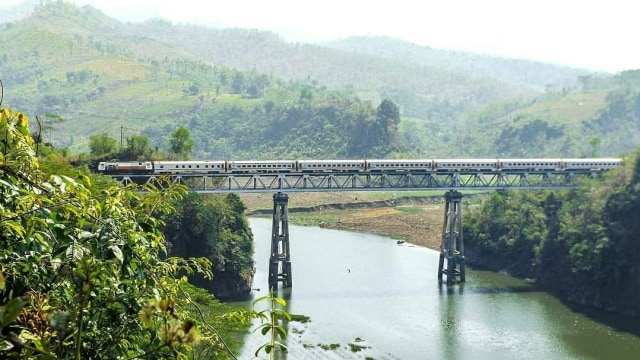 PT KAI membuka kembali jalur kereta api Ciranjang, Cianjur ke Cipatat, Kabupaten Bandung Barat. Foto: Instagram/@keretaapikita